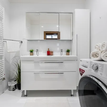 Hlavna 2 Next Singing Fountain Kosice, Netflix, Balcony