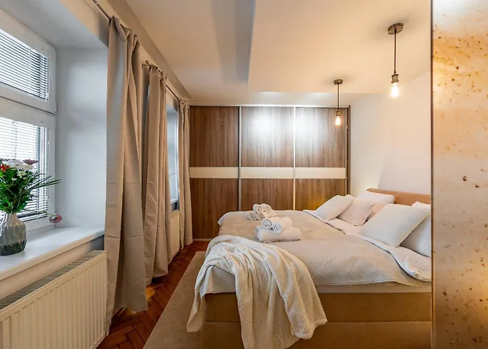 Hlavna 2 Next Singing Fountain Kosice, Netflix, Balcony