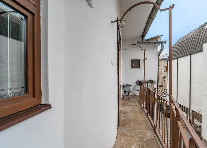 Hlavna 2 Next Singing Fountain Kosice, Netflix, Balcony Kösice